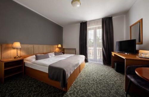 Suchdol Hotel | Prague Hotel Carl Inn restaurant & Free Parking