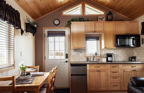 Fort Macleod Cabin | Prairie Rose Cottage with Private Hot Tub & Firepit