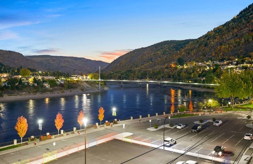 Trail Apartment | Premier Riverside Double King Room - Suite with Kitchen