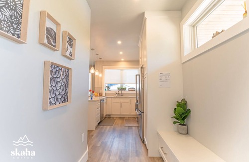 Okanagan-Similkameen Condo | Premier Vacation Home steps to Skaha Lake