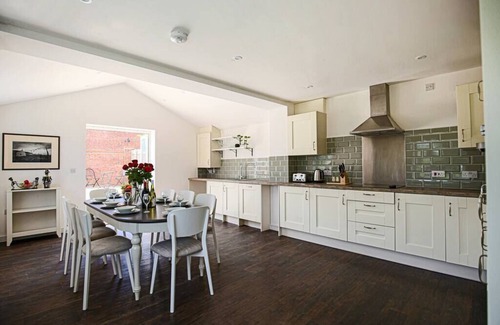 Bicester House | Premium 4 large double bed townhouse in Bicester