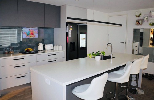 Dunedin House | Premium Accommodation in Dunedin lies between Dunedin city and Airport.