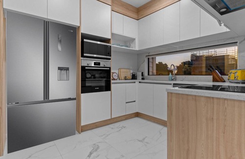 Mangere House | Premium Townhouse w Sunset Views close to Airport