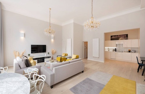 Brompton & Hans Town Apartment | Presidential Residence | 14ft High Ceilings