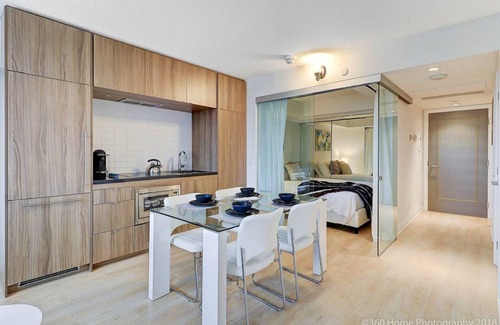 Downtown Toronto Apartment | Presidential Yorkville Suite by Instant Suites