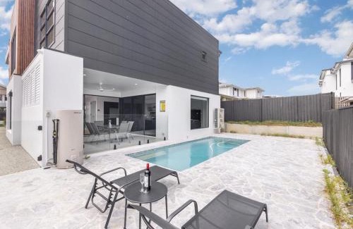 Rochedale House | Prestige and Elegance 5BR House w Pool Rochedale