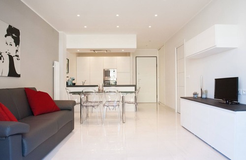 Old Town Apartment | Prestigious apartment, 20 m from the sea and Casino, Menton center