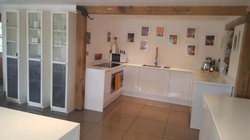 Haslemere House | Prestwick House - Sleeps 10+ - Main House & 3 Separate Oak Framed Barn Studios - Rural