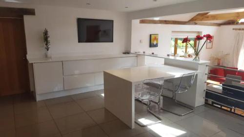 Haslemere House | Prestwick House - Sleeps 10+ - Main House & 3 Separate Oak Framed Barn Studios - Rural