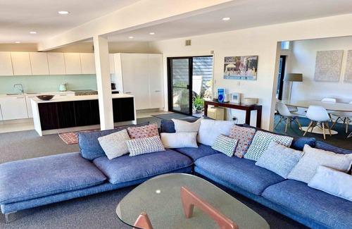 Pretty Beach House | 'Pretty Beach Escape' by Accom Holidays