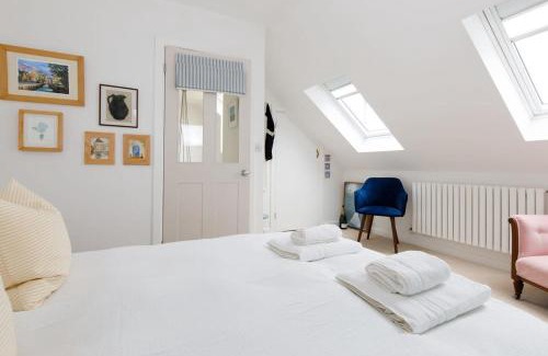 Bosham House | Pretty Coastal Home in Bosham Close to Water