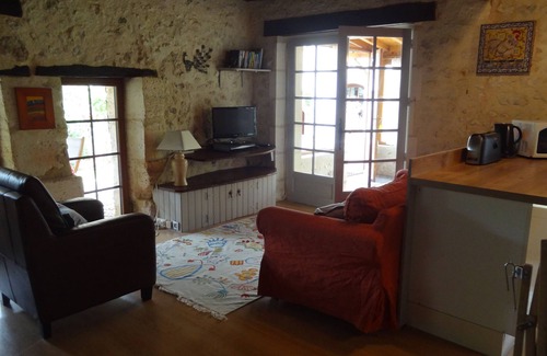 Allemans Cottage | Pretty cottage on a small complex of two cottages with large enclosed pool