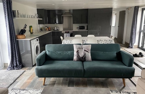 Newquay Cottage | Pretty dog-friendly barn w/hot tub & country views