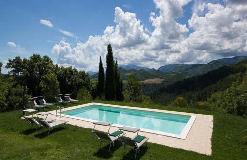 Acqualagna House | Pretty Holiday Home in Acqualagna with Swimming Pool