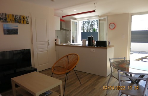 Chancelade House | pretty little house with terrace and private parking on raised ground