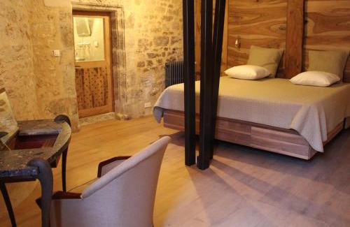 Beaulieu-sur-Sonnette House | Prieuré restauré avec jardin, charme ancien et commodités modernes, près de l’église à Beaulieu - FR-1-653-145