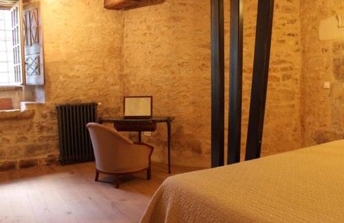Beaulieu-sur-Sonnette House | Prieuré restauré avec jardin, charme ancien et commodités modernes, près de l’église à Beaulieu - FR-1-653-145