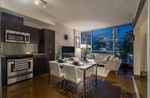 Beltline Condo | Prime Downtown - Luxury 2BD Condo + Free Parkingn