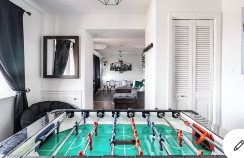 Fallsview Apartment | PRIME location, 2 FREE parking, 5 Min WALK FROM FALLS, free wine & wifi, 8guest