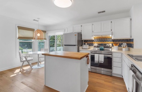 Isle of Palms House | Prime Location, 3BR/2BA, Community Pool, 2 Min Walk To Beach