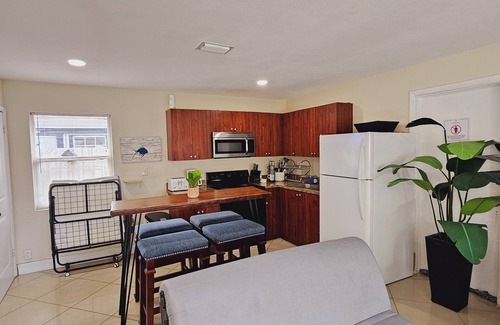 Central Business District Villa | Prime Location, Beachy House with Private Patios & Pool. Close to the beaches!