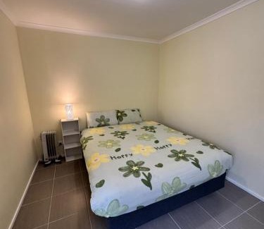 St. Albans Apartment | Prime location bedroom