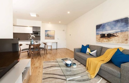 South Brisbane Apartment | Prime Location Compact 1BD Apartment at Southbank