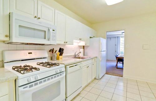 Aurora Highlands Apartment | Prime Location! Spacious & Comfy