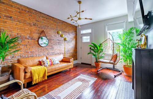 Italian Village House | Prime Location Top Rated Clean Parking Free!