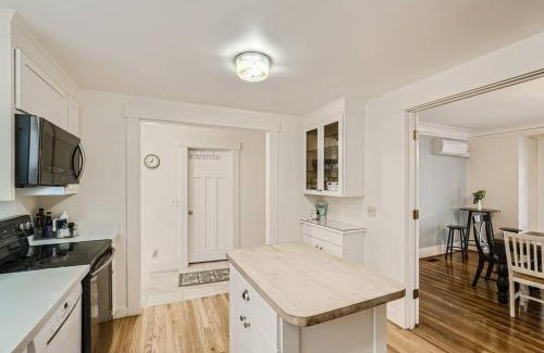 Lower Queen Anne Apartment | Prime Location walk to attractions w Free Parking