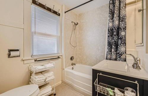 Lower Queen Anne Apartment | Prime Location walk to attractions w Free Parking