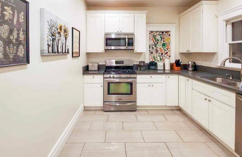 Los Feliz House | Prime Los Feliz Craftsman 2/1 Bungalow Home, Big Yard, Dog Friendly,Washer/Dryer