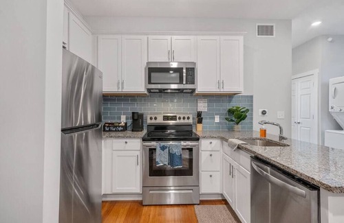 Over-the-Rhine Apartment | Prime OTR off Vine+Lux Full Bed+Near FREE Light Rail+Fast WiFi+50in TV+ Sleeps 3
