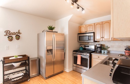 Pico Apartment | Prime Santa Monica Beach Getaway w/2 bedrooms & patio!