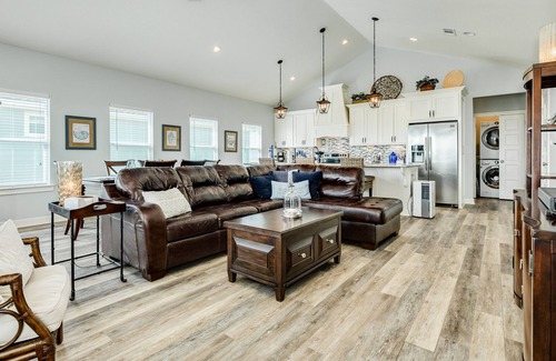 Crystal Beach House | Prime | Steps to Beach | Large Deck | Pet Friendly