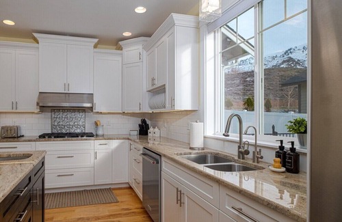 Orondo House | Prime views, private pool & spa, quiet, family/foodie paradise mins from Chelan