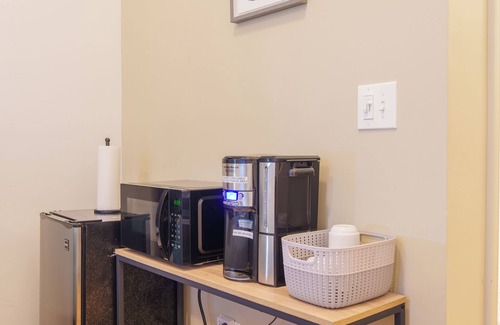 Wicker Park Apartment | Prime Wicker Park Studio Close to Shops & Dining