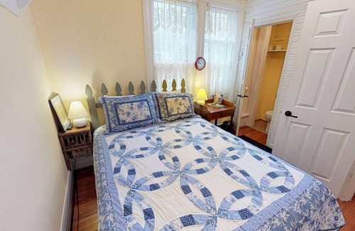 Nelsonville Bed & Breakfast | Primrose Bed and Breakfast Posy Room Hocking Hills Ohio between Logan & Athens