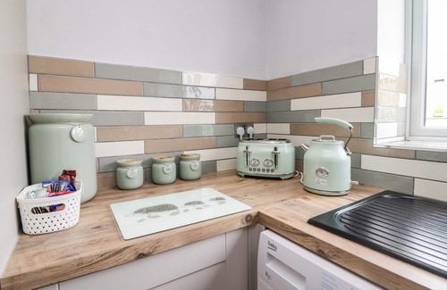 Newton in Furness Cottage | PRIMROSE COTTAGE, family friendly, with hot tub in Aldingham