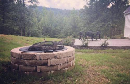 Mena House | Primrose Cottage - Private Lake, Hot Tub, ATV Trails