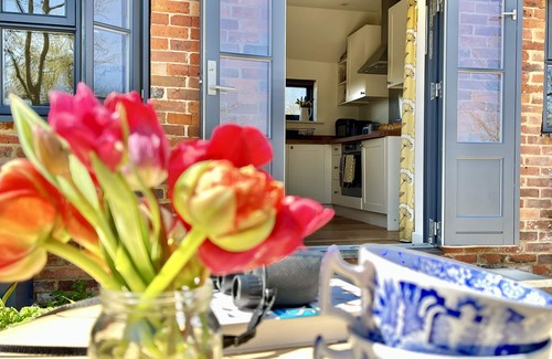 Mayfield Cottage | Primrose Lodge by inspirestays-com - a cottage that sleeps 2 guests in 1 bedroom