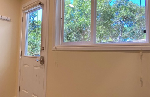 Bayside Acres Apartment | Pristine New Studio—Walk to SF Bay & State Park! With A/C!