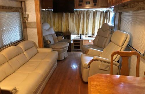 Linden House | Private 1-bedroom RV with full hookups and direct bus to NYC Manhattan only 2 blocks away