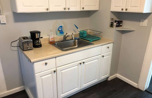 Linden Apartment | Private 2-bedroom with free parking and direct bus to NYC Manhattan only 2 blocks away