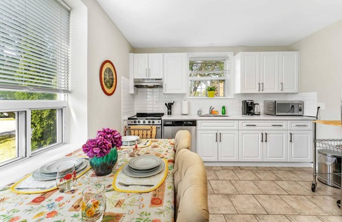 Burlington Apartment | Private 2Bdrm Newly Renovated - Furnished apt - U3