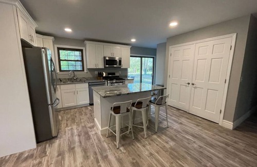 Caseyville House | Private 4 Bedroom Home with a hot tub