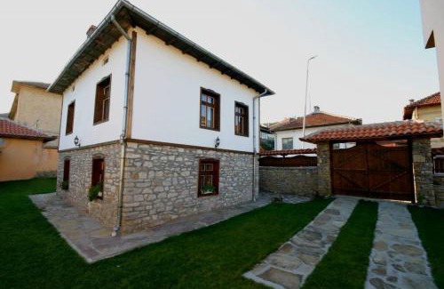 Dryanovo House | Private 4BR-2BA guest House Dryanovo with Pool and FREE Parking