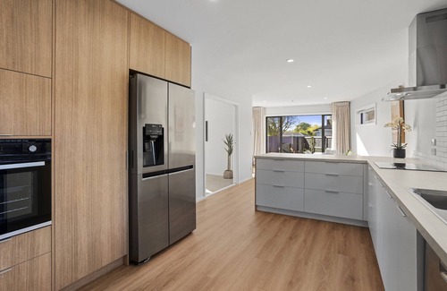 Christchurch House | Private, 4BR, Family-Friendly, Free Parking near Airport