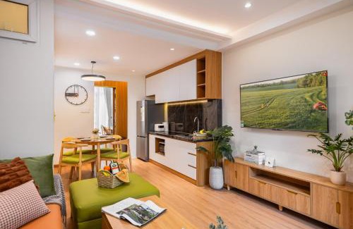 Downtown Ho Chi Minh City House | Private 5-6BRs house - Walk to BenThanh, BuiVien by Gon De Home