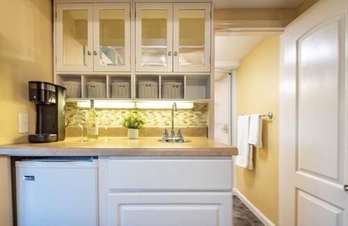 Paoli Cottage | Private and Cozy Cottage with Spectacular Hilltop Views - Seasonal Pool &Hot tub